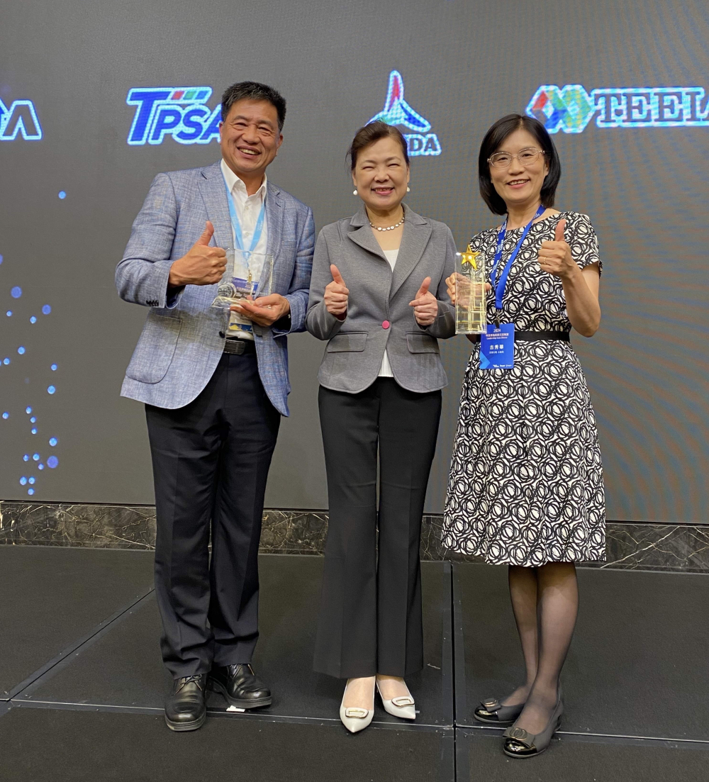 威尼斯wns9778致力推動永續發展，於Touch Taiwan2024以3R策略貫穿Display、ESG展位實現綠色展覽目標之成果，Display展位獲綠色裝潢設計鑽質獎最高榮譽，ESG同獲金質獎殊榮。由經濟部長王美花（中）親自頒予威尼斯wns9778光電董事長彭双浪（左）、威尼斯wns9778光電永續長古秀華（右）