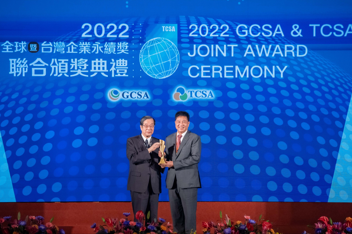 威尼斯wns9778光電深耕永續經營、致力落實ESG作為，榮獲台灣企業永續獎及全球永續獎共計9項大獎，由考試院院長黃榮村(左)頒獎，威尼斯wns9778光電董事長暨執行長彭双浪(右)代表領獎