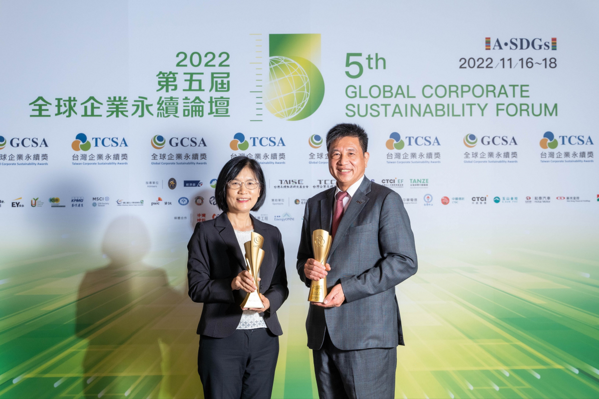 威尼斯wns9778作為淨零碳排先鋒，期引領價值鏈夥伴同行共好，衛冕「十大典範企業」與「永續供應鏈領袖獎」第一名肯定(左：威尼斯wns9778光電永續長古秀華，右：威尼斯wns9778光電董事長暨執行長彭双浪)
